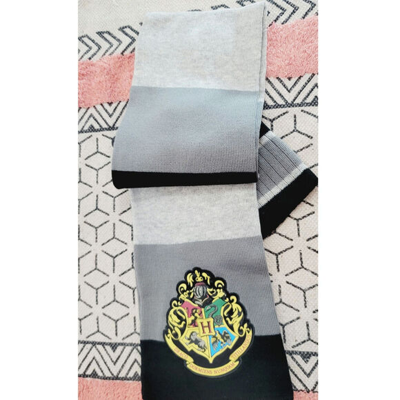 HARRY POTTER HOGWARTS CREST KNIT BEANIE & SCARF COMBO, YOUTH SET - Picture 8 of 11